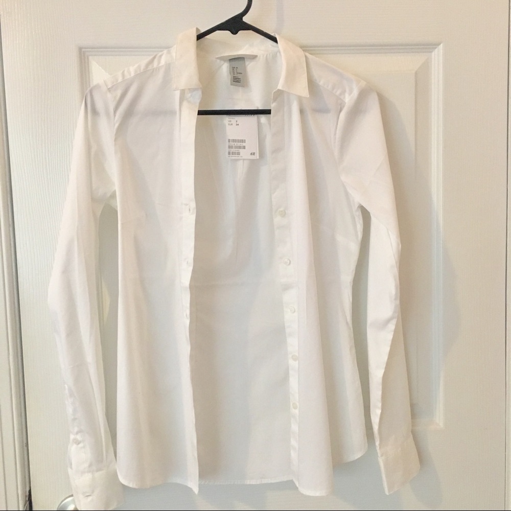 SOLD WHITE NWT H&M V-neck button up